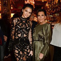 Kendall y Kris Jenner en la cena por la película 'Manos de Piedra' en Cannes 2016