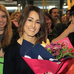 Barei recibe un ramo de flores en el aeropuerto de Madrid a su vuelta de Eurovisión 2016