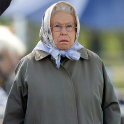 La Reina Isabel II de Inglaterra muy seria en el Royal Windsor Horse Show 2016