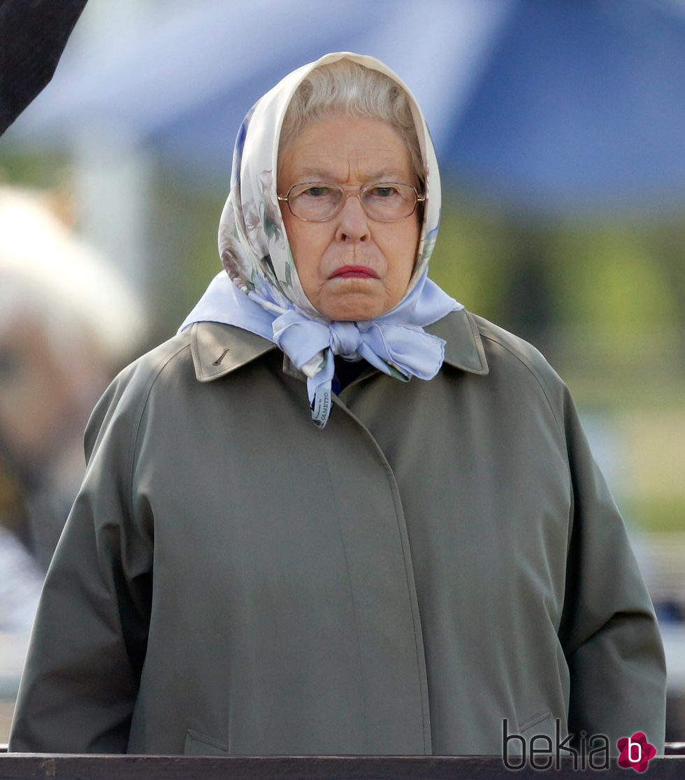 La Reina Isabel II de Inglaterra muy seria en el Royal Windsor Horse Show 2016