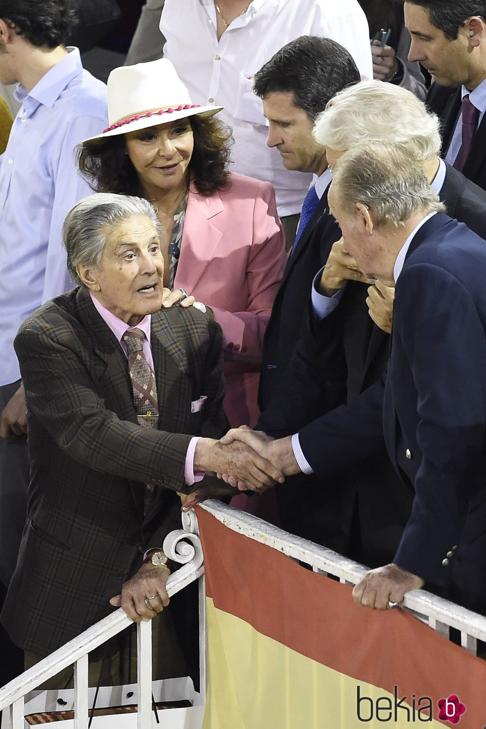 Jaime Ostos y Mari Ángeles Grajal saludando al Rey Juan Carlos en la corrida de San Isidro 2016