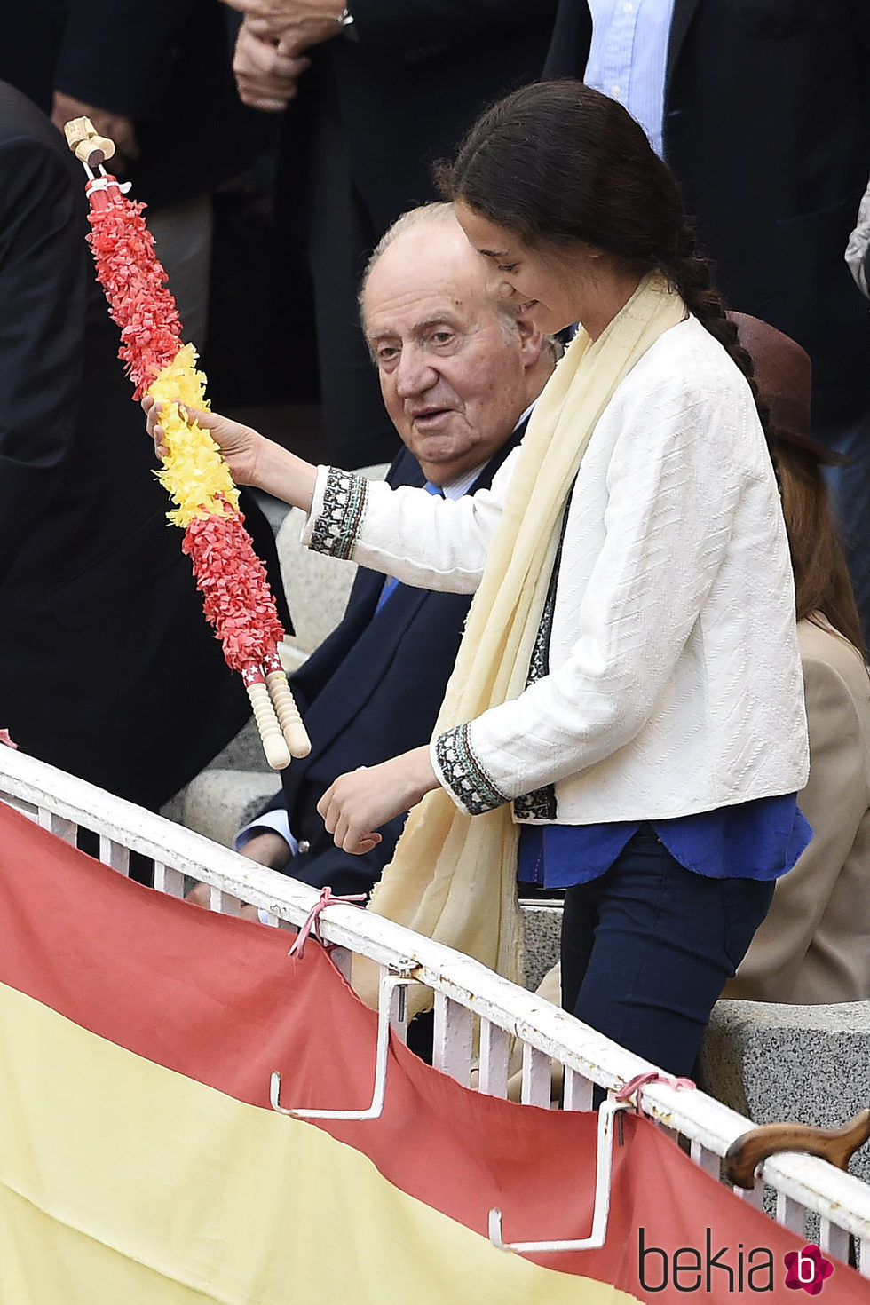 El Rey Juan Carlos y Victoria Federica con una banderilla en la corrida de San Isidro 2016