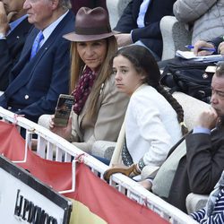 Victoria Federica y la Infanta Elena en la corrida de San Isidro 2016
