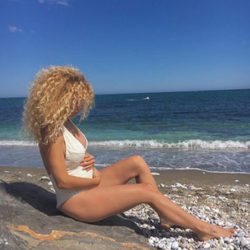 Azahara luce embarazo en la playa