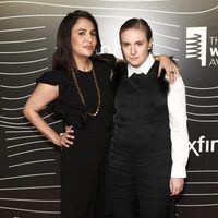 Jenni Konner y Lena Dunham en los premios Webby Awards 2016