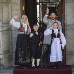 Haakon y Mette-Marit de Noruega con sus hijos Ingrid Alexandra y Sverre Magnus en el Día Nacional de Noruega 2016