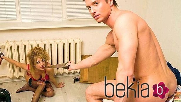 Sergey Lazarev desnudo con una chica