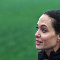 Angelina Jolie empapada durante su visita al campo de refugiados sirios