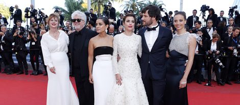 Pedro Almodóvar y Adriana Ugarte, Emma Suárez, Daniel Grao, Inma Cuesta y Michelle Jenner en la alfombra roja de 'Julieta' en el Festival de Cannes 2016