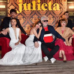 Pedro Almodóvar y Adriana Ugarte, Emma Suárez, Daniel Grao, Inma Cuesta y Michelle Jenner en la fiesta de 'Julieta' en el Festival de Cannes 2016