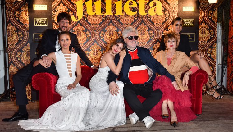Pedro Almodóvar y Adriana Ugarte, Emma Suárez, Daniel Grao, Inma Cuesta y Michelle Jenner en la fiesta de 'Julieta' en el Festival de Cannes 2016