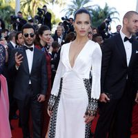 Adriana Lima en la alfombra roja de 'Julieta' en el Festival de Cannes 2016