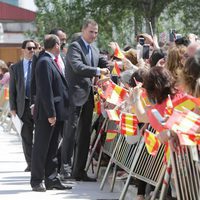 El Rey Felipe saluda a los ciudadanos de Tomelloso entre banderines de España