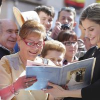 La Reina Letizia firma a una señora un especial sobre su boda con el Rey Felipe en Villanueva de los Infantes