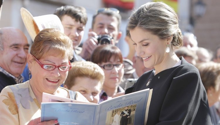 La Reina Letizia firma a una señora un especial sobre su boda con el Rey Felipe en Villanueva de los Infantes