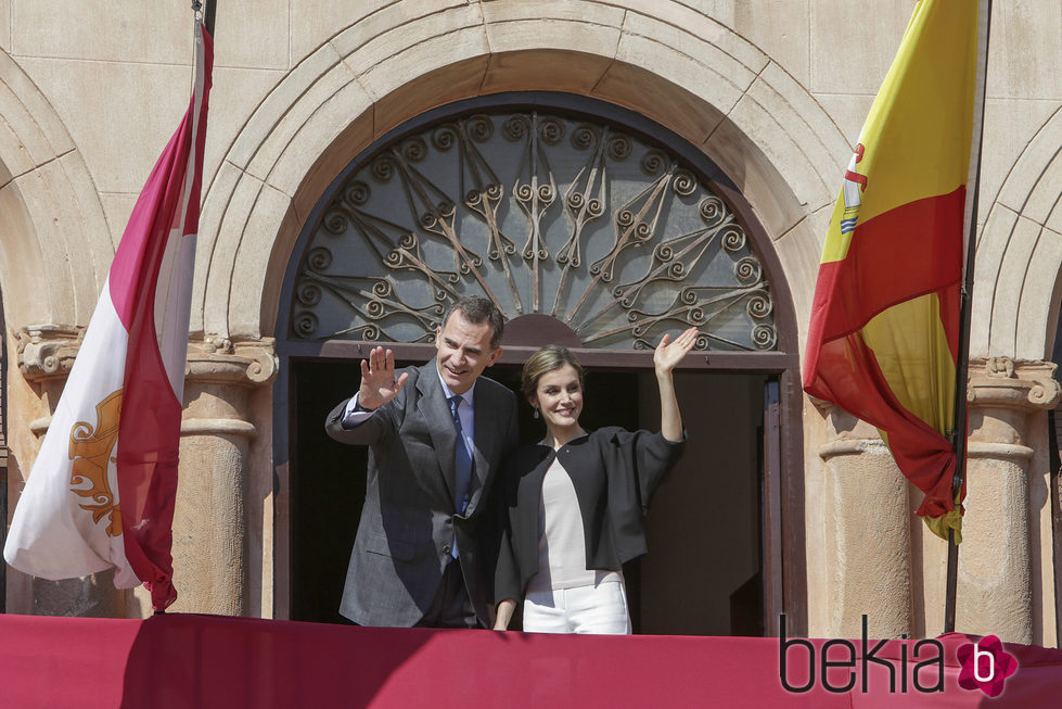 Los Reyes Felipe y Letizia saludan en Villanueva de los Infantes