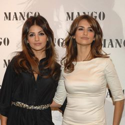 Penélope y Mónica Cruz posando en el photocall de Mango