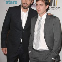 Ben y Casey Affleck en el Annual Hollywood Awards