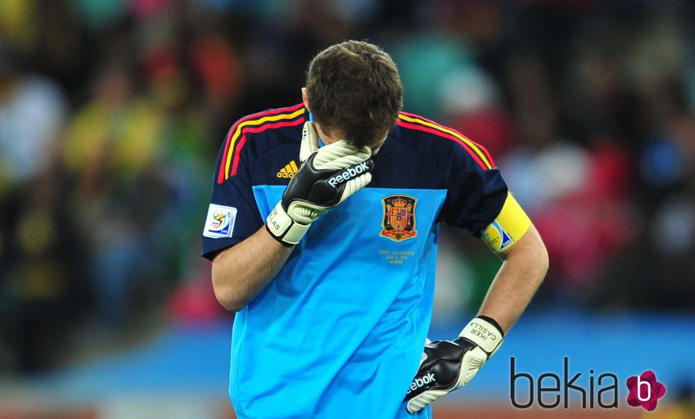 Iker Casillas lamentándose en el primer partido del Mundial de Sudáfrica 2010