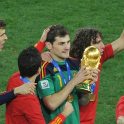Iker Casillas con la copa de campeones del Mundial de Sudáfrica 2010