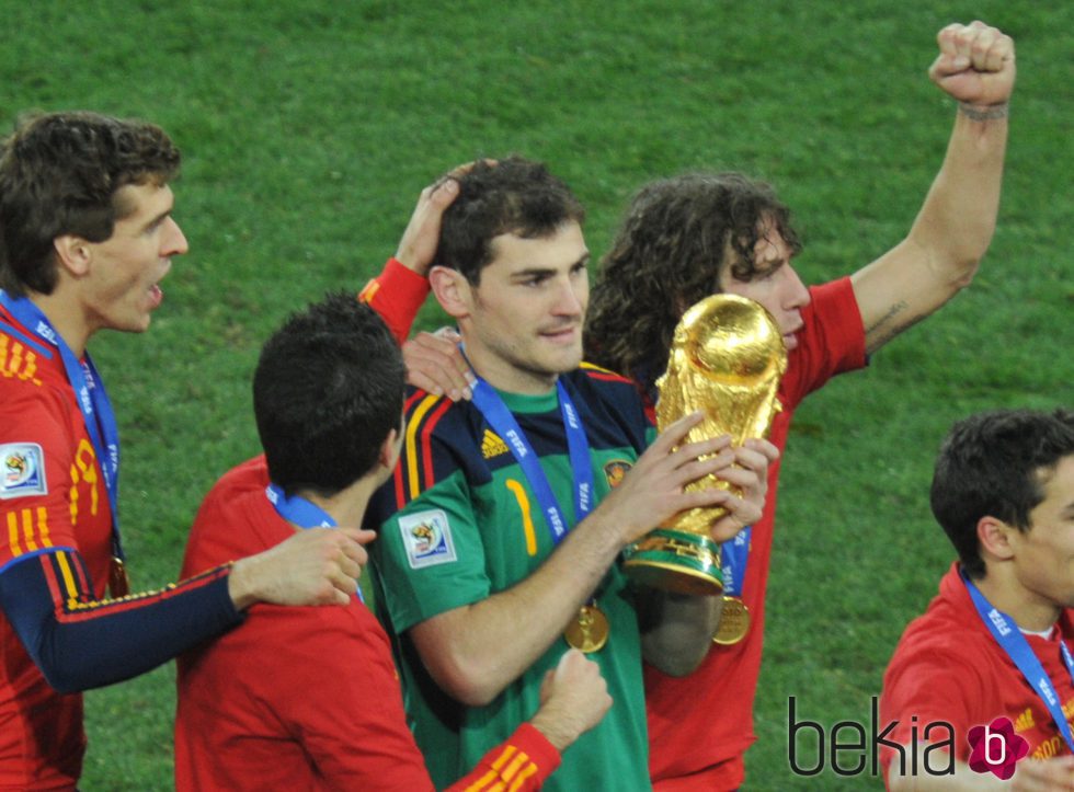 Iker Casillas con la copa de campeones del Mundial de Sudáfrica 2010