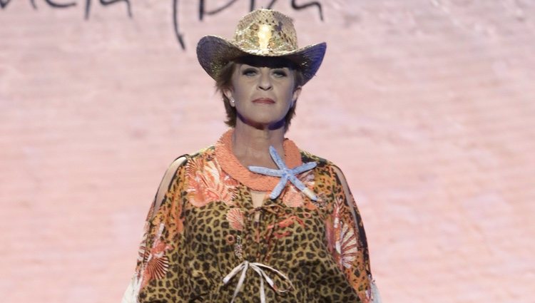 Chelo García Cortés en el desfile de baño en la Sálvame Fashion Week