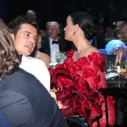 Orlando Bloom y Katy Perry compartiendo confidencias en la Gala amfAR de Cannes 2016