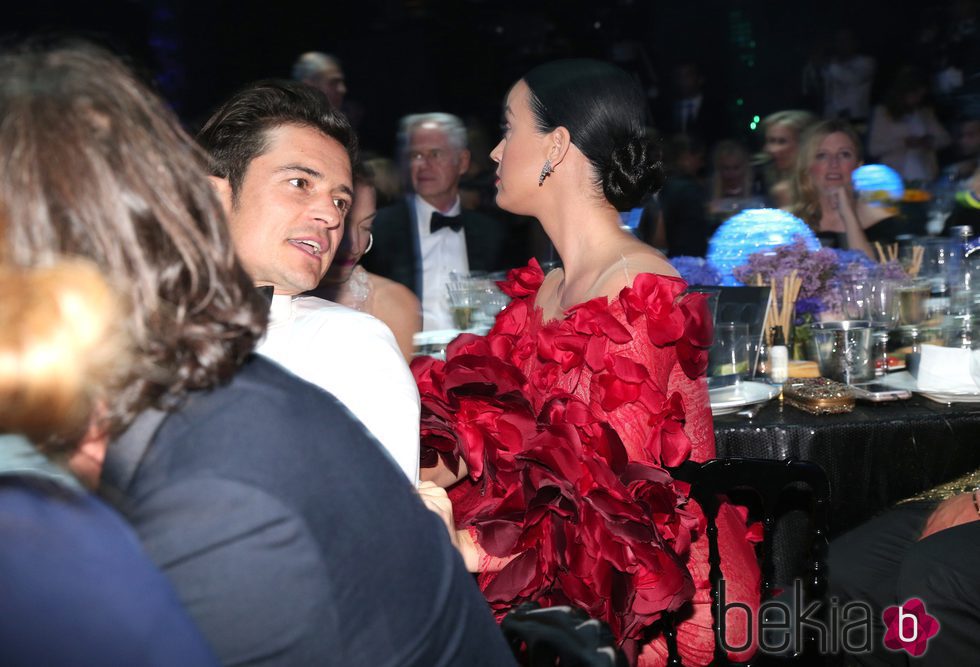 Orlando Bloom y Katy Perry compartiendo confidencias en la Gala amfAR de Cannes 2016