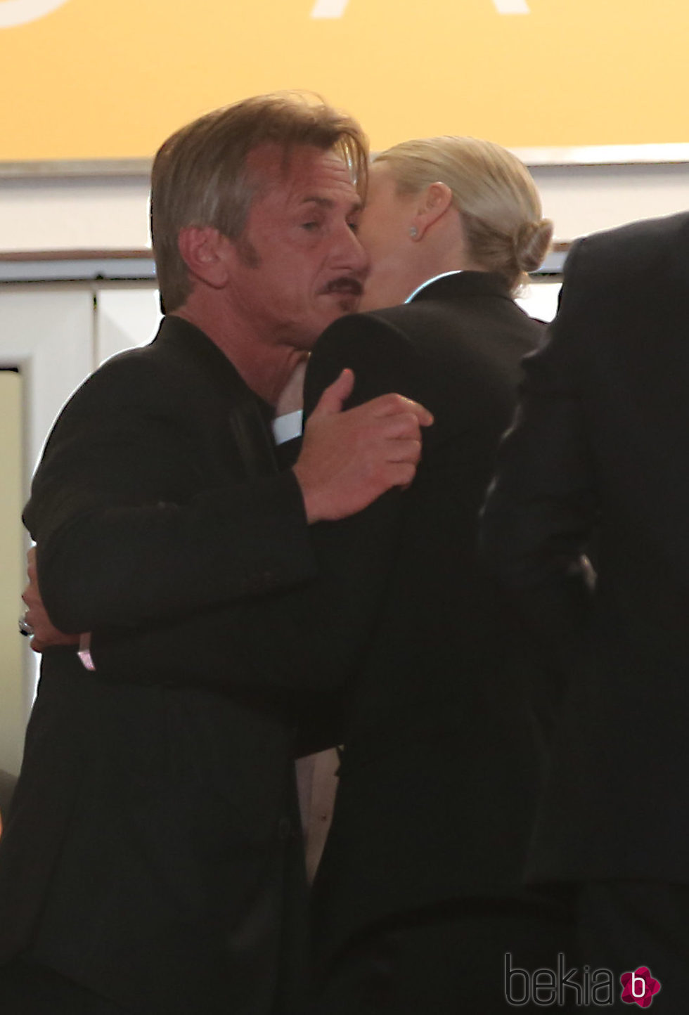 Charlize Theron y Sean Penn saludándose con un abrazo en Cannes 2016