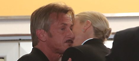 Charlize Theron y Sean Penn saludándose con un abrazo en Cannes 2016
