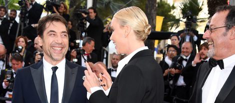 Charlize Theron hablando con Javier Bardem en el estreno de 'The last face' en Cannes 2016