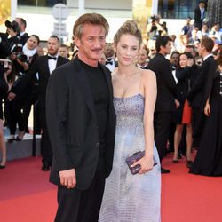 Sean Penn con su hija Dylan Penn en el estreno de 'The last face' en Cannes 2016