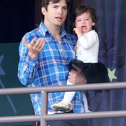 Asthon Kutcher junto a su hija desconsolada Wyatt