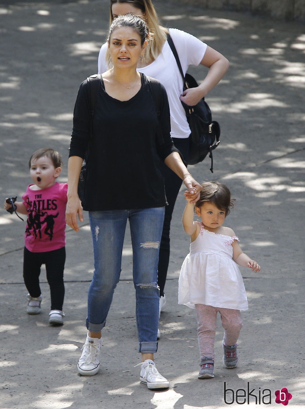 Mila Kunis en el zoo junto a su hija Wyatt