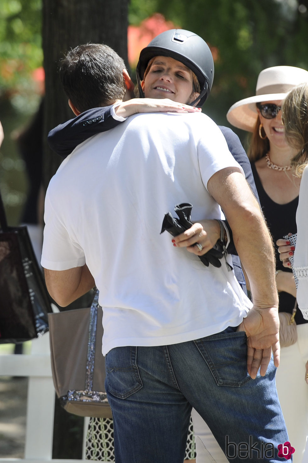 Luis Alfonso de Borbón y Margarita Vargas abrazándose en el CSI5 de Madrid 2016