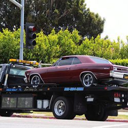 Una grúa de Los Angeles llevándose el coche de Ben Affleck