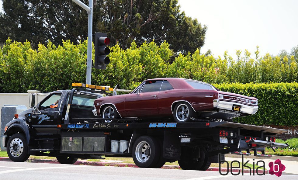 Una grúa de Los Angeles llevándose el coche de Ben Affleck