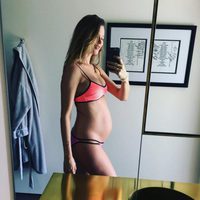Behati Prinsloo en bikini embarazada frente al espejo
