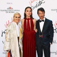 Maria Grazia Chiuri, Pierpaolo Piccioli y Keira Knightley en el estreno de 'La Traviata'  en Roma