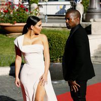 Kanye West mirando a Kim Kardashian en el estreno de 'La Traviata'  en Roma