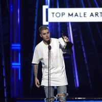 Justin Bieber con su galardón en los Premios Billboard 2016