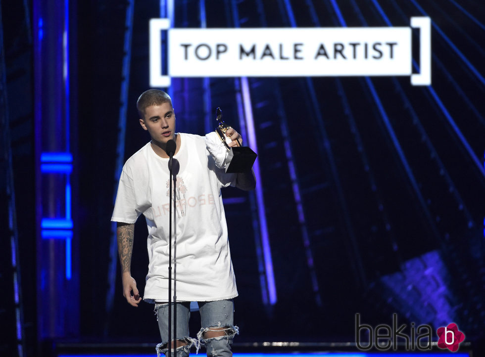 Justin Bieber con su galardón en los Premios Billboard 2016