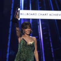 Rihanna con su galardón en los Premios Billboard 2016