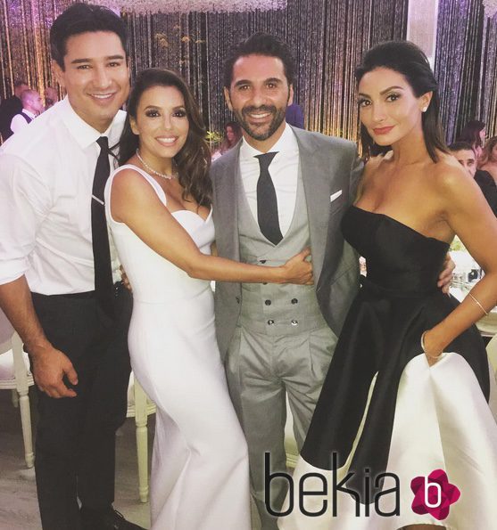 Mario Lopez y su mujer Courtney con Eva Longoria y José Bastón el día de su boda