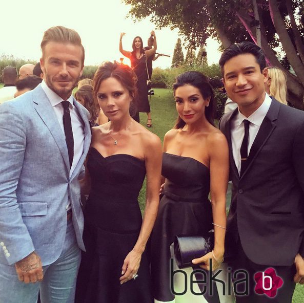Mario Lopez y su mujer Courtney con David y Victoria Beckham en la boda de Eva Longoria y José Baston