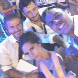 Ricky Martin y Jwan Yosef con David y Victoria Beckham en la boda de Eva Longoria y José Bastón