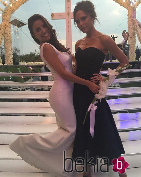 Eva Longoria con Victoria Beckham el día de su boda con José Bastón