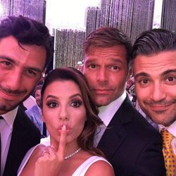 Eva Longoria con Jwan Yosef, Ricky Martin y Jaime Camil el día de su boda