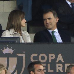 Los Reyes Felipe y Letizia, muy enamorados en la final de la Copa del Rey 2016