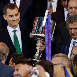 El Rey Felipe entrega la Copa del Rey 2016 al Barça